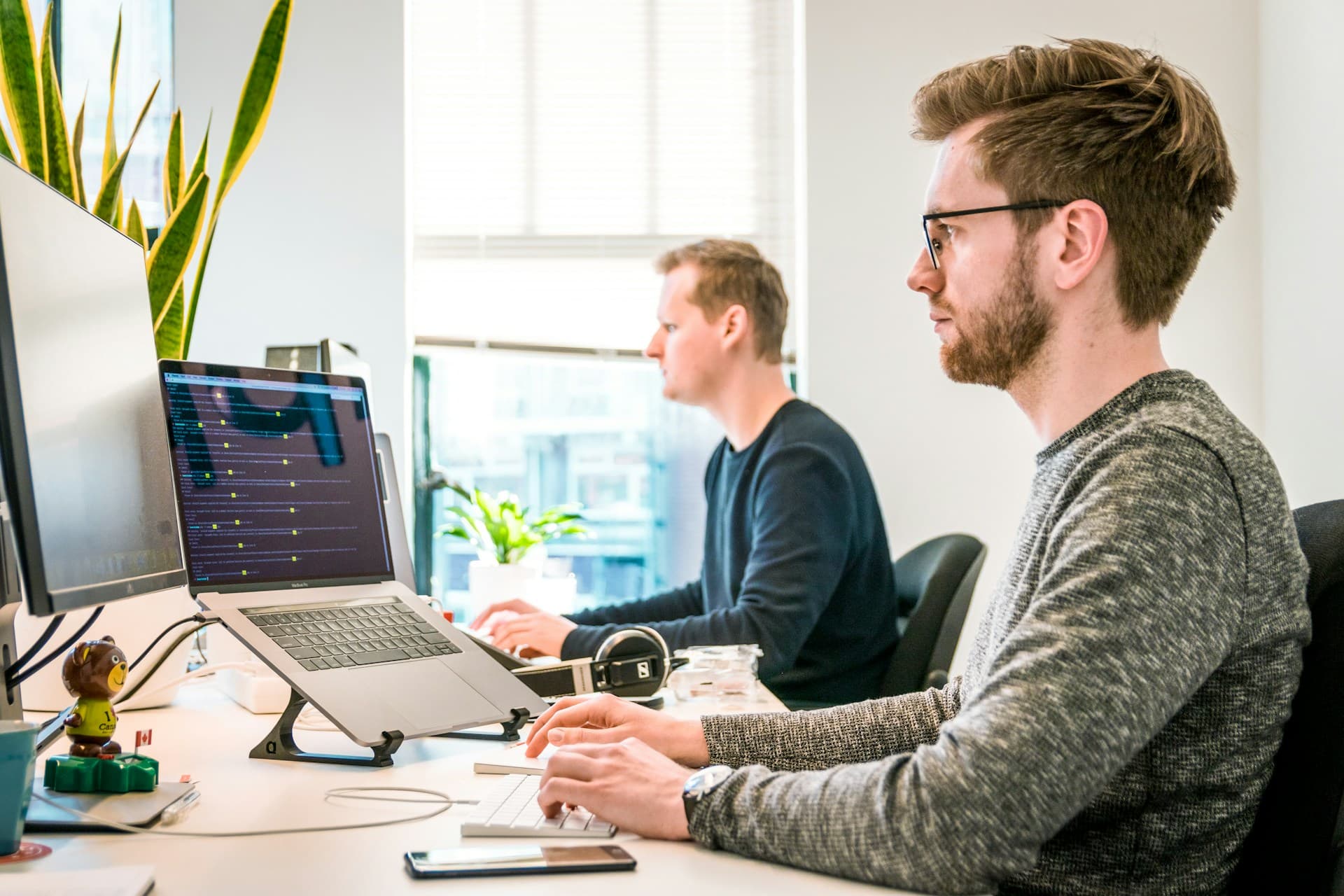 Softwareentwickler bei der Arbeit